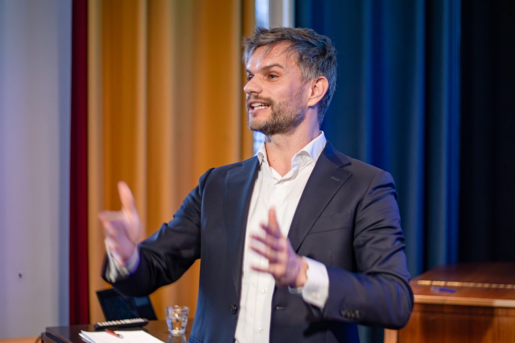 Meesterlijk verbaal geweld bij de Observant